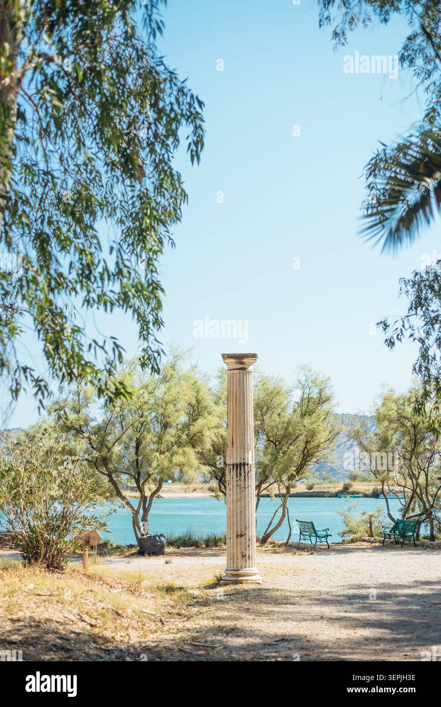 Colonna storica in pietra nel Parco Nazionale di Butrint, Albania Foto Stock