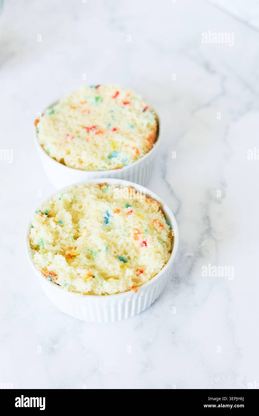 Due torte di coriandoli individuali in camamini bianchi Foto Stock