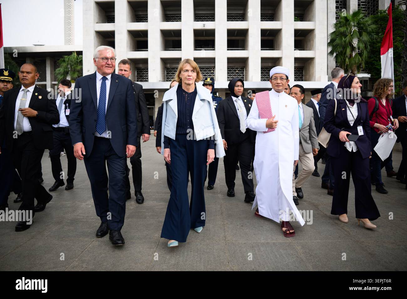 Giacarta, Indonesia. 15 giugno 2026. Il presidente federale Frank-Walter Steinmeier e sua moglie Elke Büdenbender sono in visita alla Moschea Istiqlal insieme a Nasaruddin Umar, ministro degli affari religiosi della Repubblica di Indonesia e grande Imam della Moschea Istiqlal. La Moschea dell'indipendenza di ·· nel centro di Giacarta è la più grande moschea del sud-est asiatico. Può ospitare oltre 120.000 fedeli. Durante il loro viaggio di quattro giorni in Asia, il presidente Steinmeier e sua moglie stanno visitando Indonesia, Filippine e Uzbekistan. Crediti: Bernd von Jutrczenka/dpa/Alamy Live News Foto Stock