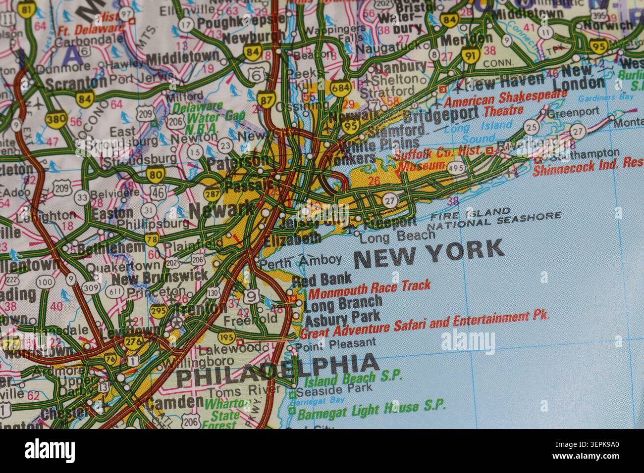 Vista ravvicinata a tutto campo di una mappa stradale del nord-est degli Stati Uniti che evidenzia New York, Newark e Philadelphia Foto Stock