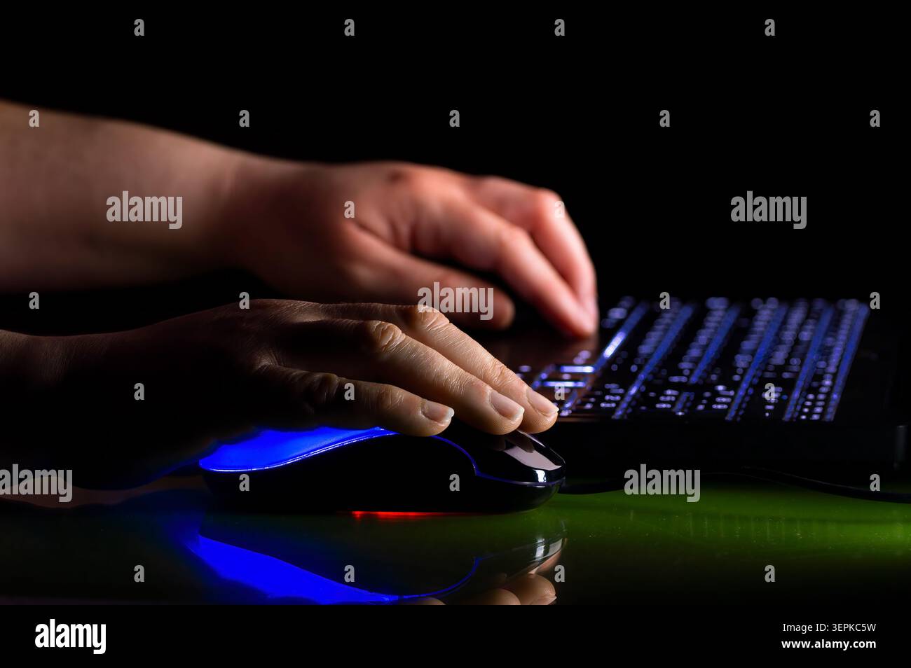 Giocatore a mani libere che gioca a una partita multigiocatore su lan party a casa Foto Stock