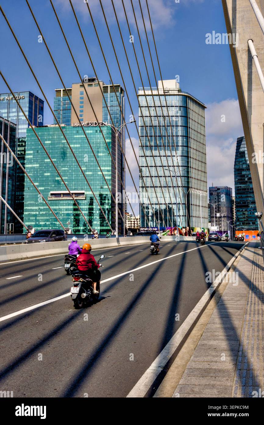 Traffico che attraversa il ponte BaSon sul fiume Saigon, ho chi min, Vietnam Foto Stock