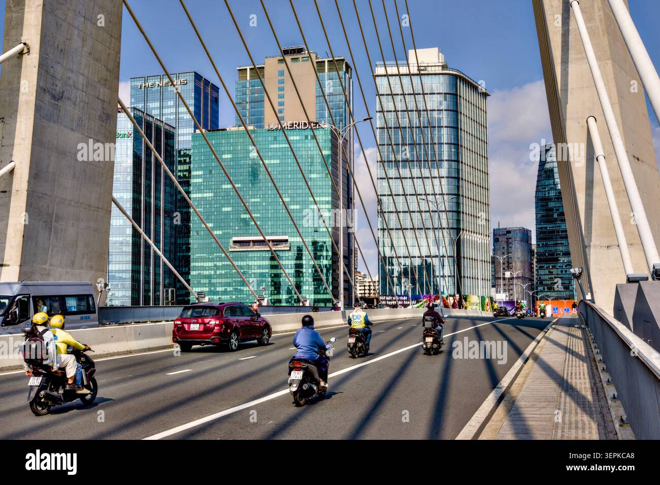 Traffico che attraversa il ponte BaSon sul fiume Saigon, ho chi min, Vietnam Foto Stock