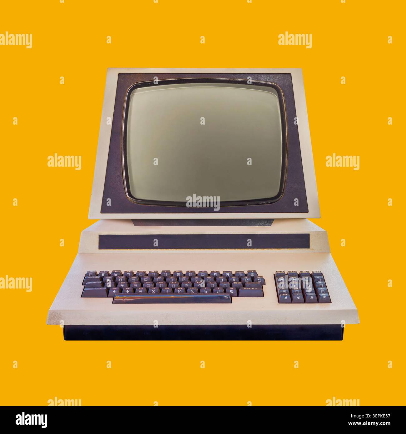 Personal computer desktop vintage anni '80 con display crt su sfondo arancione Foto Stock