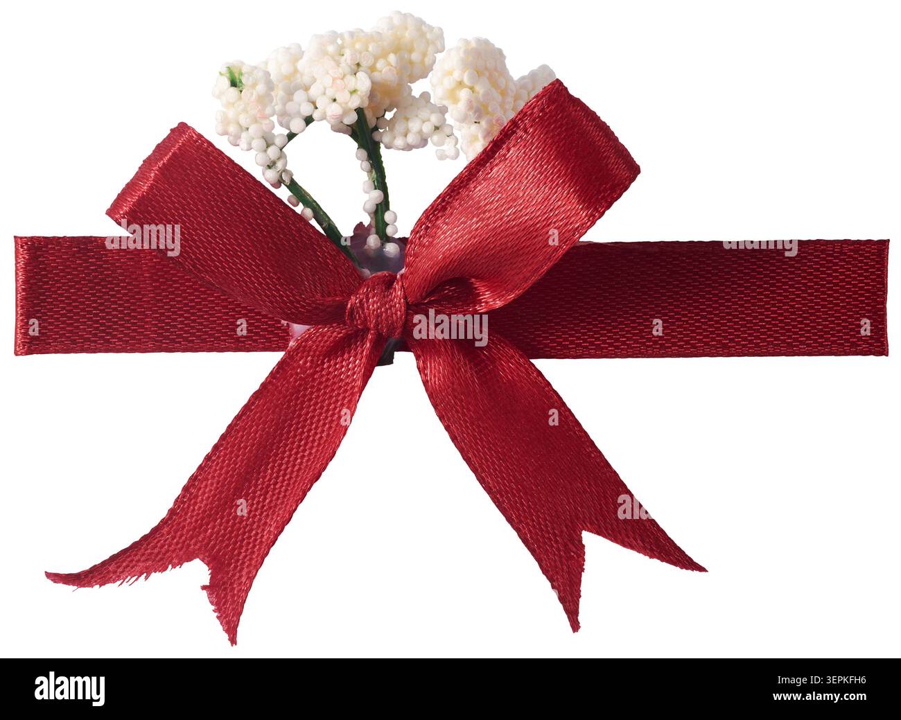 fiocco in raso rosso scuro con piccoli fiori artificiali incastonati al centro su sfondo bianco isolato, elegante nodo decorativo per la progettazione Foto Stock