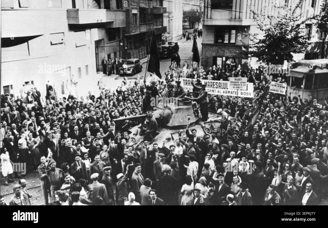 WW ll: Quando l'esercito rosso è entrato a bucarest, centinaia di persone per le strade della capitale hanno tenuto incontri e manifestazioni improvvisati salutando l'esercito di liberazione, 1944. Foto Stock