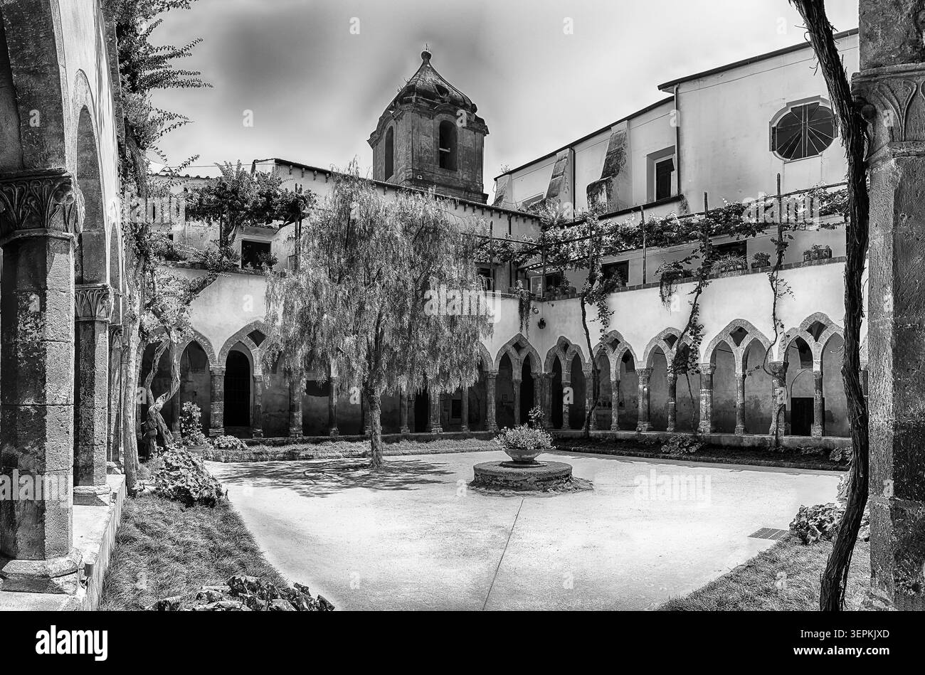 Il chiostro panoramico della chiesa di San Francesco d'Assisi, uno dei principali luoghi di interesse della città di Sorrento, Italia Foto Stock