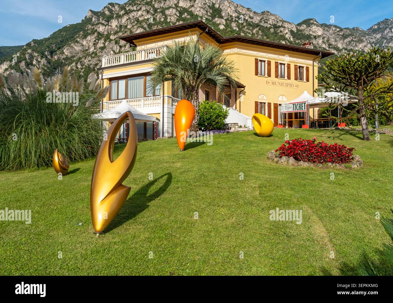 Moderne sculture astratte colorate esposte sul prato verde di fronte al municipio di Limone sul Garda, Italia Foto Stock