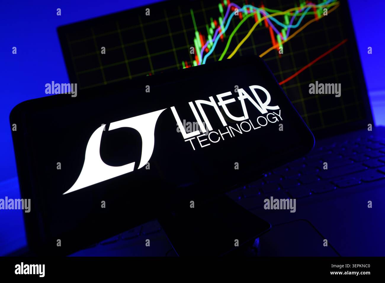 Linear Technology Analog Semiconductor and Integrated Circuit Manufacturer Company Logo visualizzato sullo schermo del telefono cellulare con Stock Financial Performa Foto Stock