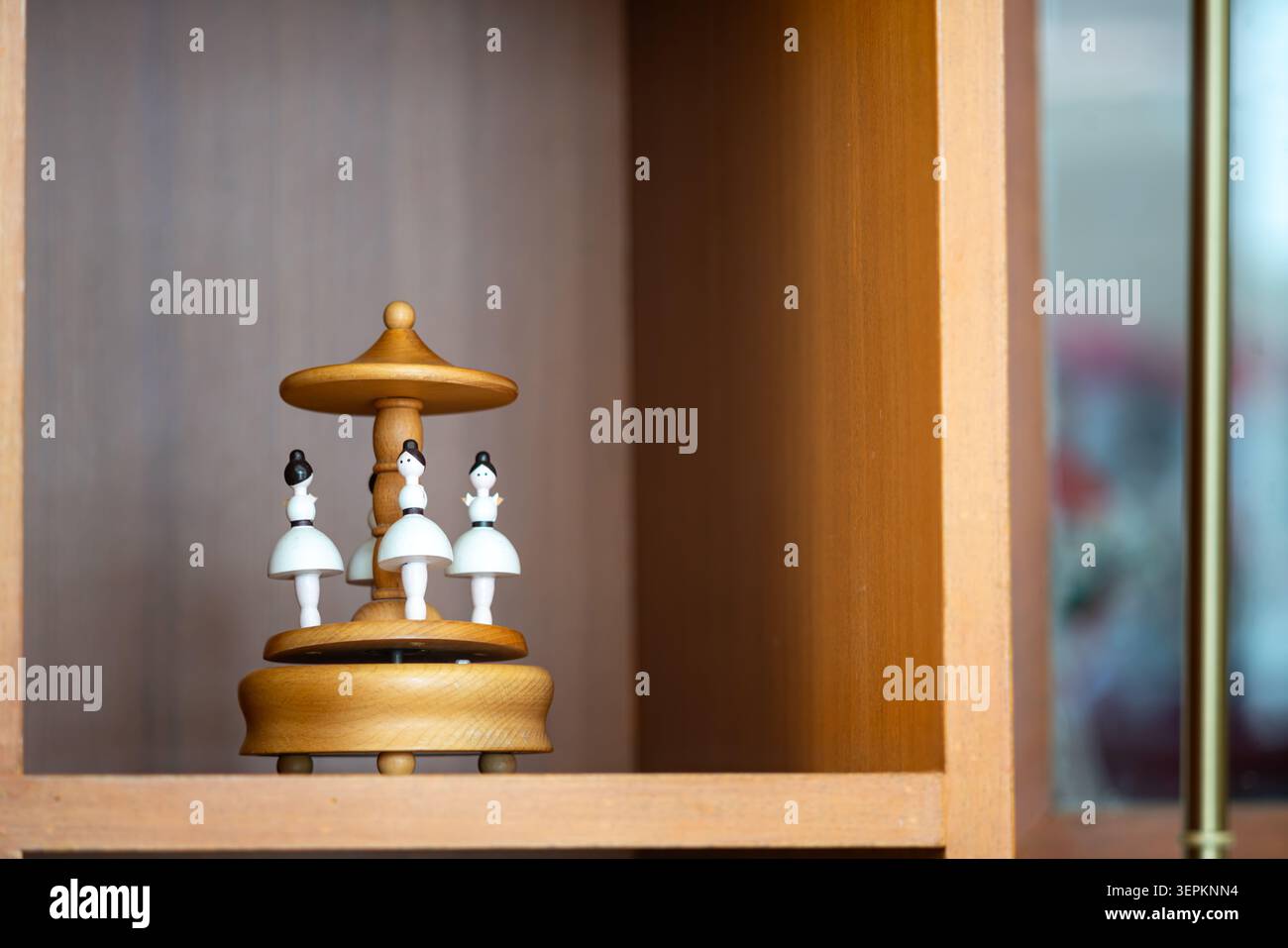Questa immagine presenta un set di scacchi in legno con pezzi su uno scaffale, che rappresenta un classico gioco di strategia e ricreazione, perfetto per le attività ricreative Foto Stock