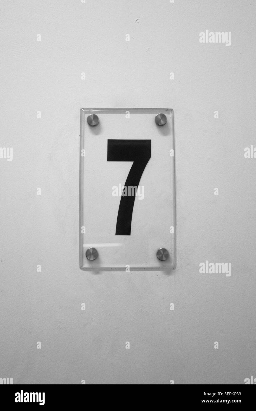 Numero 7 su un muro. Foto Stock