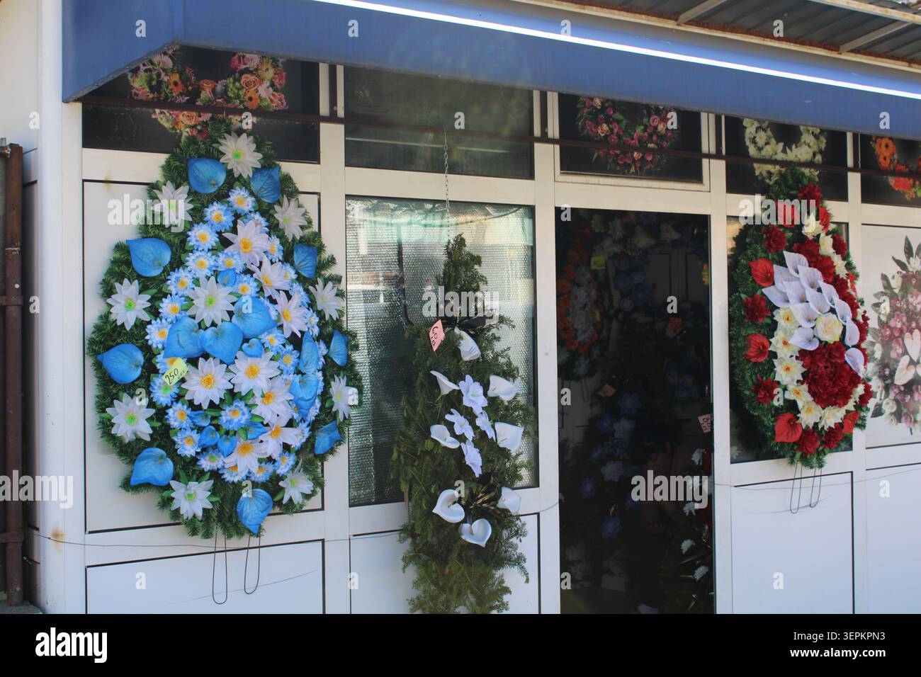 Acquista fiori artificiali in una strada nel centro di Drobeta-Turnu Severin, Romania, Europa sudorientale. Foto Stock
