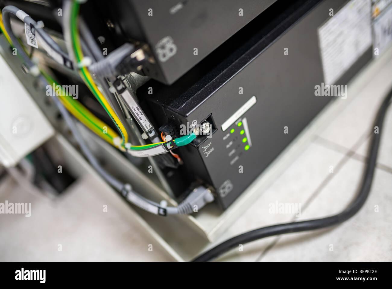 Primo piano di un componente hardware del server che mostra componenti elettronici, cablaggi e porte di connettività in un data center o in una sala server per la tecnologia Foto Stock