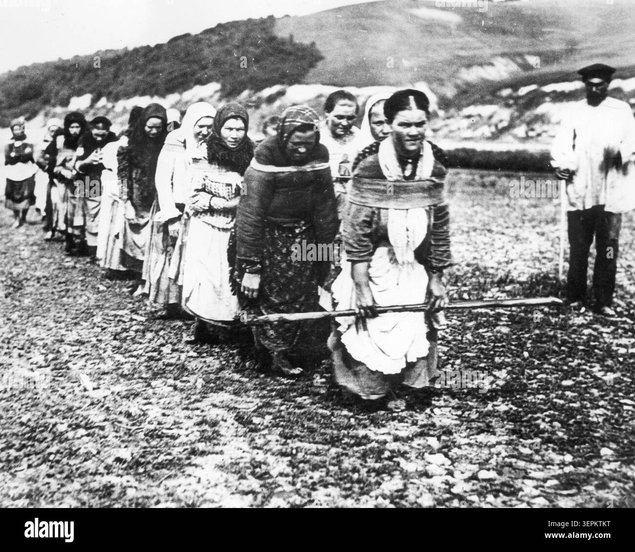 Donne che tirano una chiatta nella regione di nizhny novgorod nel 1910. Foto Stock