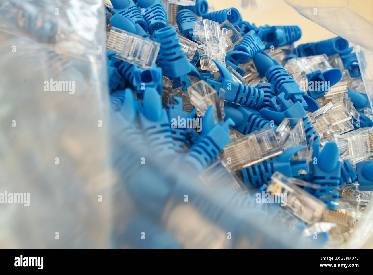 Questa immagine mostra una raccolta di cavi Ethernet blu con connettori trasparenti, utilizzati per stabilire connessioni Internet cablate, reti e d Foto Stock