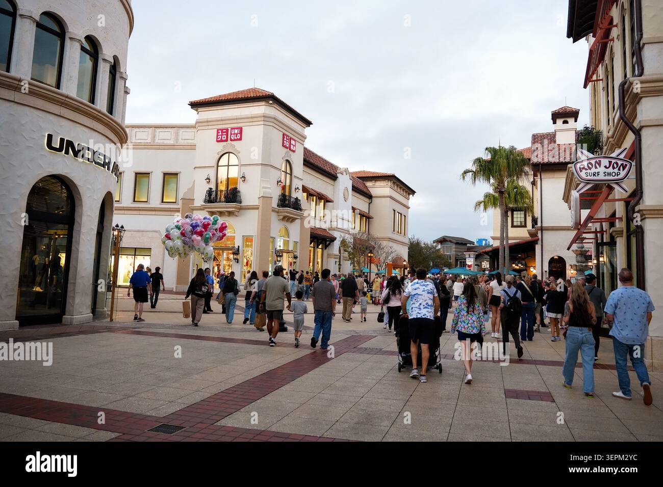 Orlando USA, febbraio 28 2026, via dello shopping di Disney Springs Foto Stock