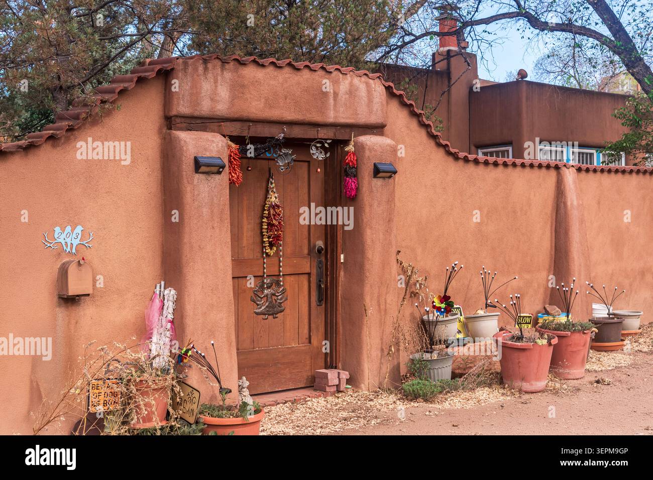 Recinzione in Adobe e ingresso al cortile della casa. Santa Fe; nuovo Messico; Stati Uniti; Foto Stock