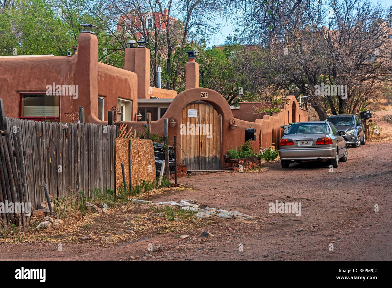 Recinzione in Adobe e ingresso al cortile della casa. Santa Fe; nuovo Messico; Stati Uniti; Foto Stock