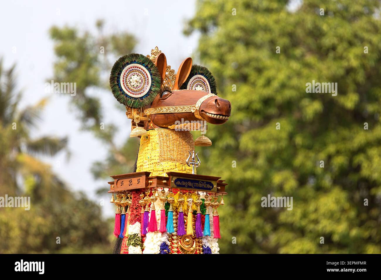 Spettacolare festival del tempio di machad mamangam, famoso per le imponenti effigie in legno e stoffa di cavalli, testa di cavallo decorato Foto Stock