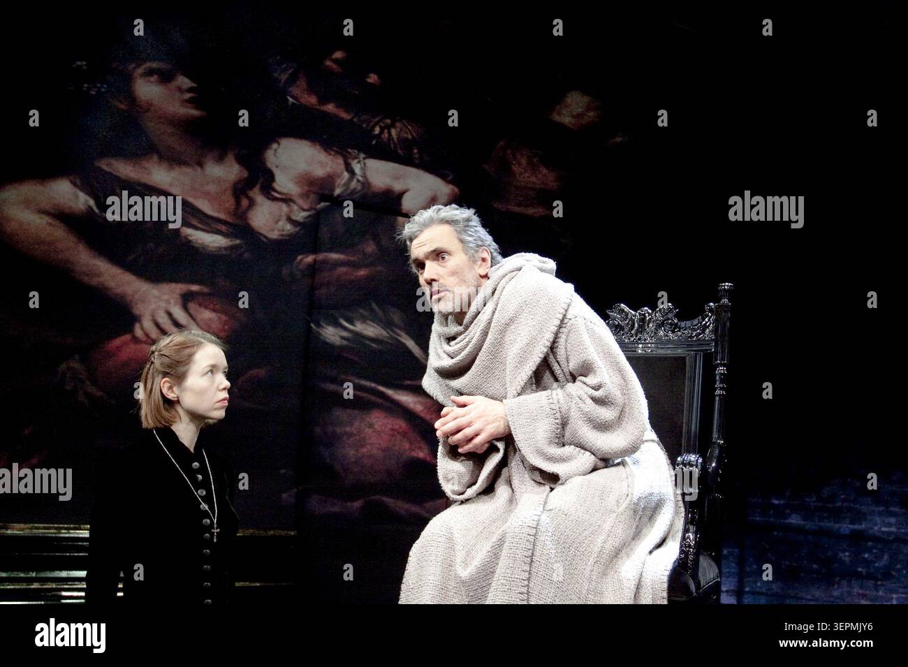 Anna Maxwell Martin (Isabella), Ben Miles (Vincentio, il Duca, sotto mentite spoglie) in MISURA PER MISURA di Shakespeare all'Almeida Theatre, Londra N1 18/02/2010 design: Lez Brotherston illuminazione: David Hersey regista: Michael Attenborough Foto Stock