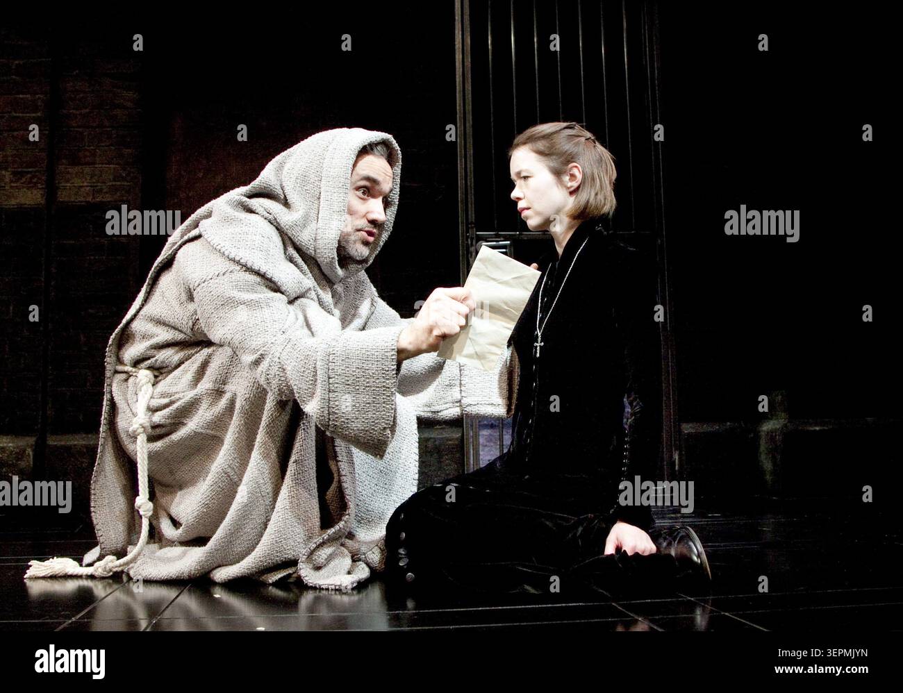 Ben Miles (Vincentio, il Duca, sotto mentite spoglie), Anna Maxwell Martin (Isabella) in MISURA PER MISURA di Shakespeare all'Almeida Theatre, Londra N1 18/02/2010 design: Lez Brotherston illuminazione: David Hersey regista: Michael Attenborough Foto Stock