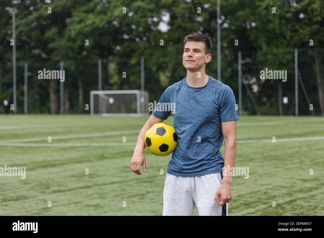 Il giovane pratica le proprie abilità calcistiche da solo sul campo da calcio all'aperto, mantenendosi in forma. Ama l'allenamento personale e il tempo libero attivo. Foto Stock