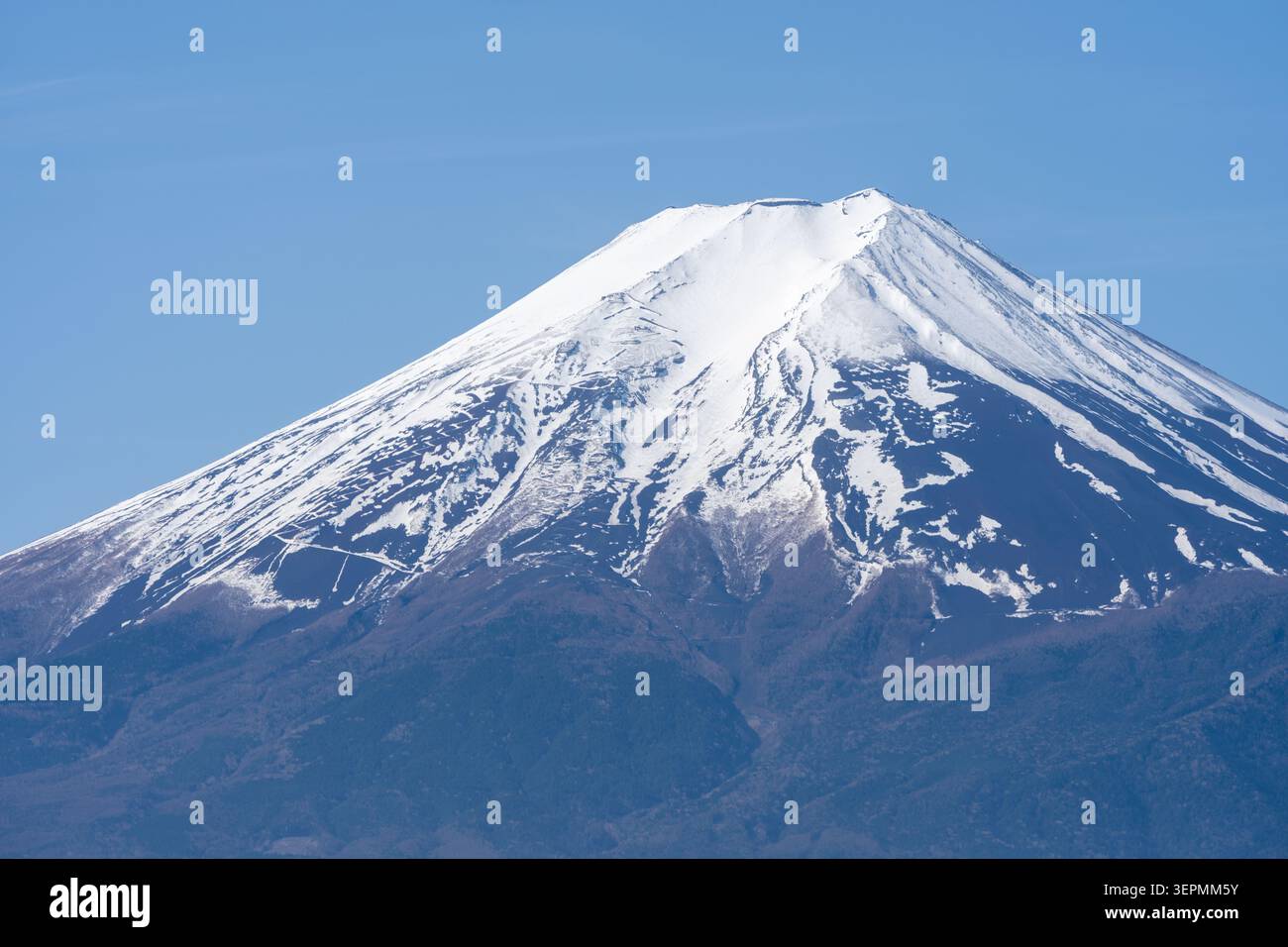 Vista ravvicinata del Monte Fuji con neve e cielo blu Foto Stock