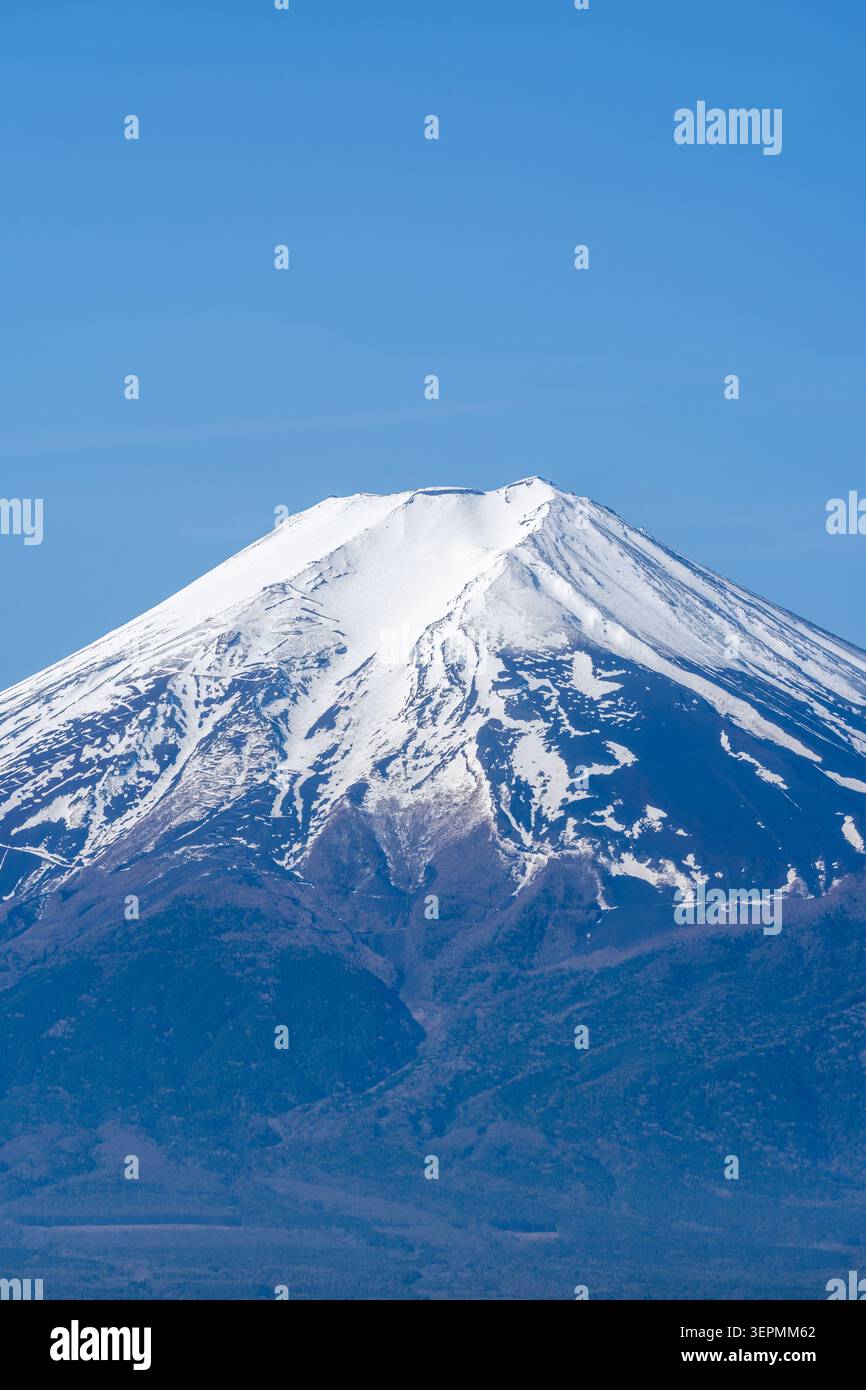 Vista ravvicinata del Monte Fuji con neve e cielo blu Foto Stock