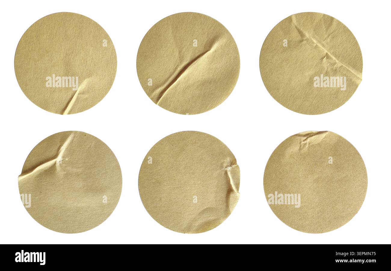 Un set di sei etichette adesive circolari in carta kraft rustica con pieghe, pieghe e texture resistenti agli agenti atmosferici isolate su sfondo bianco. Foto Stock