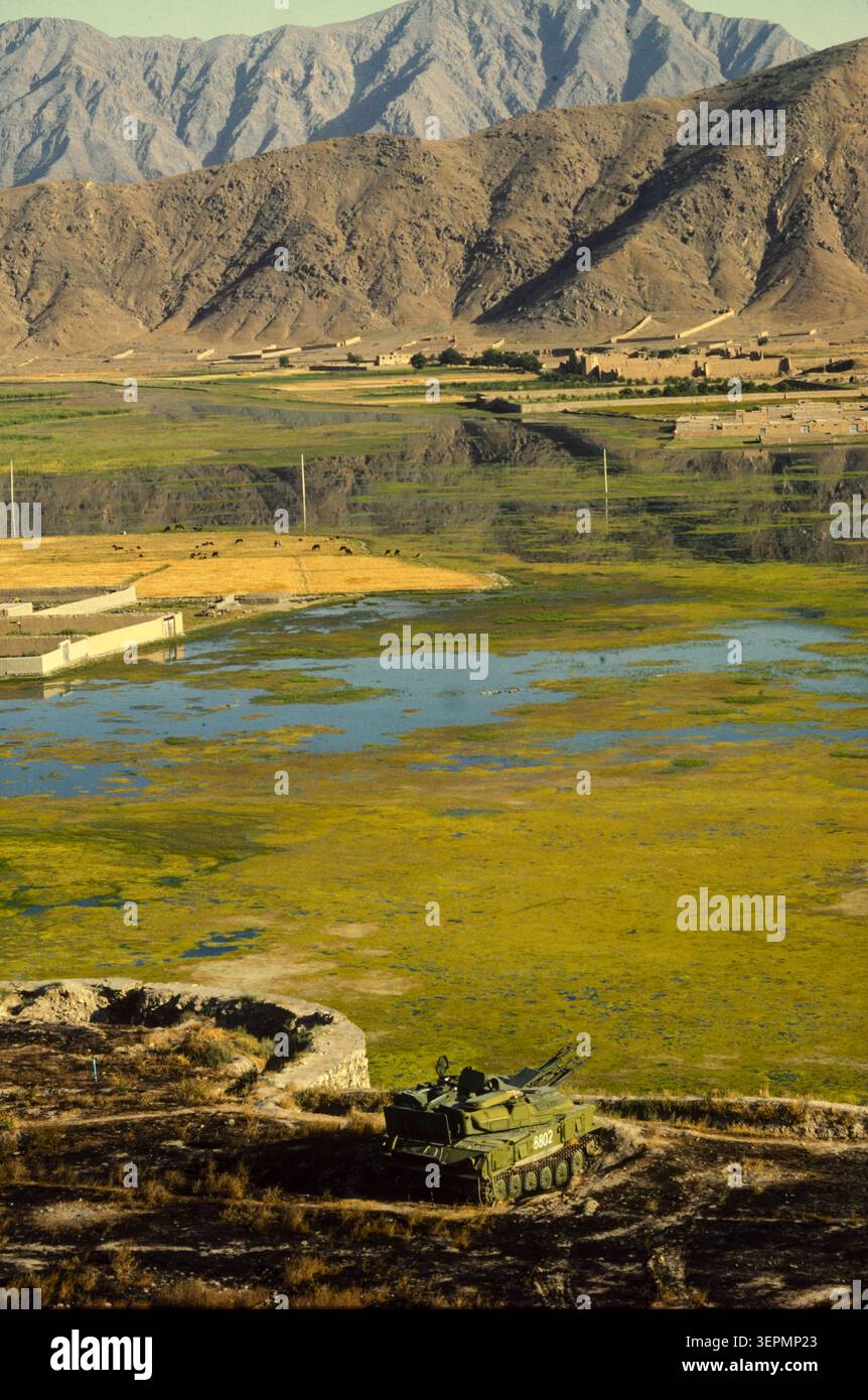 Guardando in basso dalle merlature del forte Bala Hisar a guardia dell'approccio meridionale a Kabul, Afghanistan, agosto 1992 Foto Stock