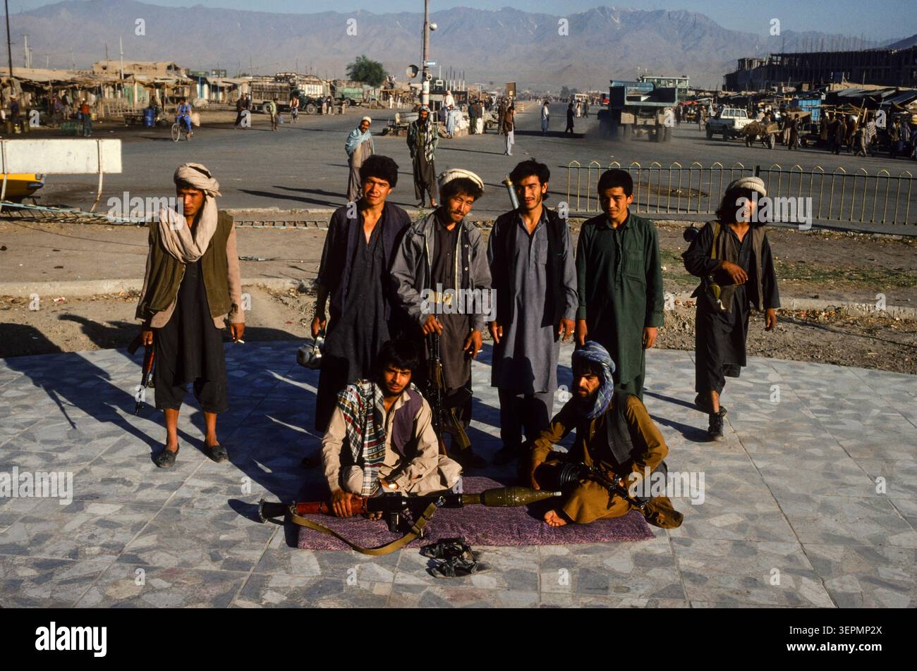 Posizioni di guardia mujahideen in tutta la capitale, Kabul Afghanistan, agosto 1992 Foto Stock