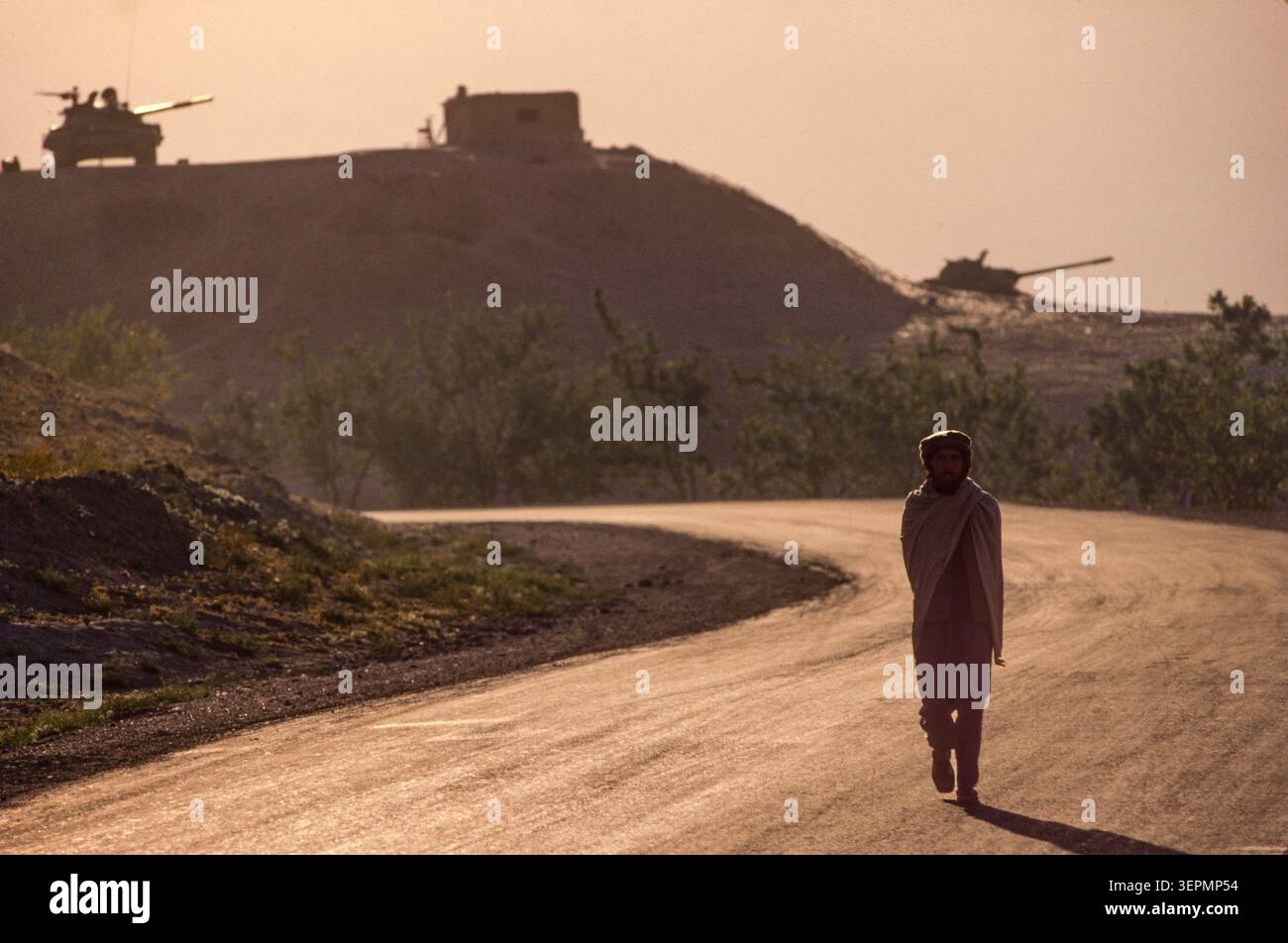 I mujahideen sorvegliano l'approdo orientale a Kabul con carri armati, Afghanistan, agosto 1992 Foto Stock