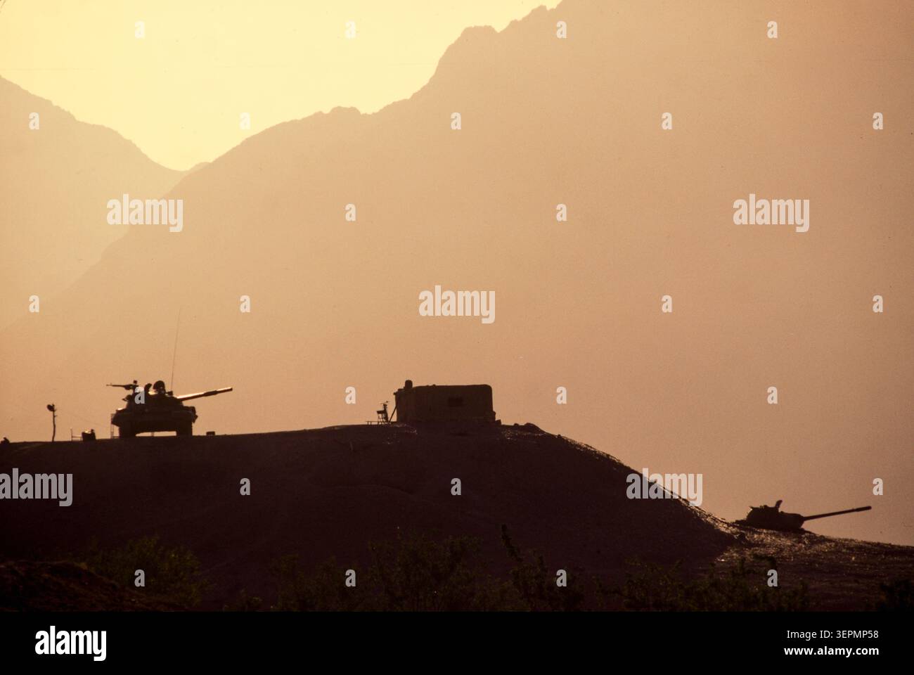 I mujahideen sorvegliano l'approdo orientale a Kabul con carri armati, Afghanistan, agosto 1992 Foto Stock