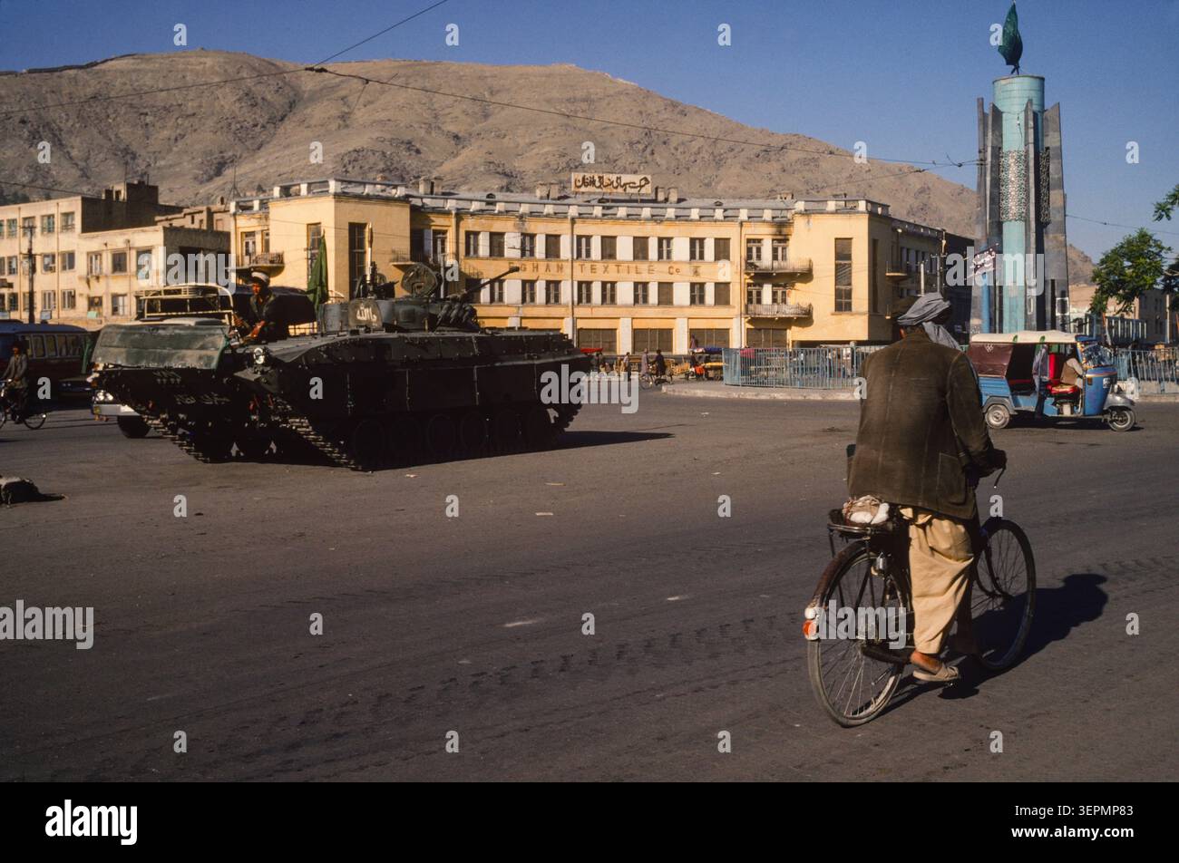 Posizioni di guardia mujahideen in tutta la capitale, Kabul Afghanistan, agosto 1992 Foto Stock
