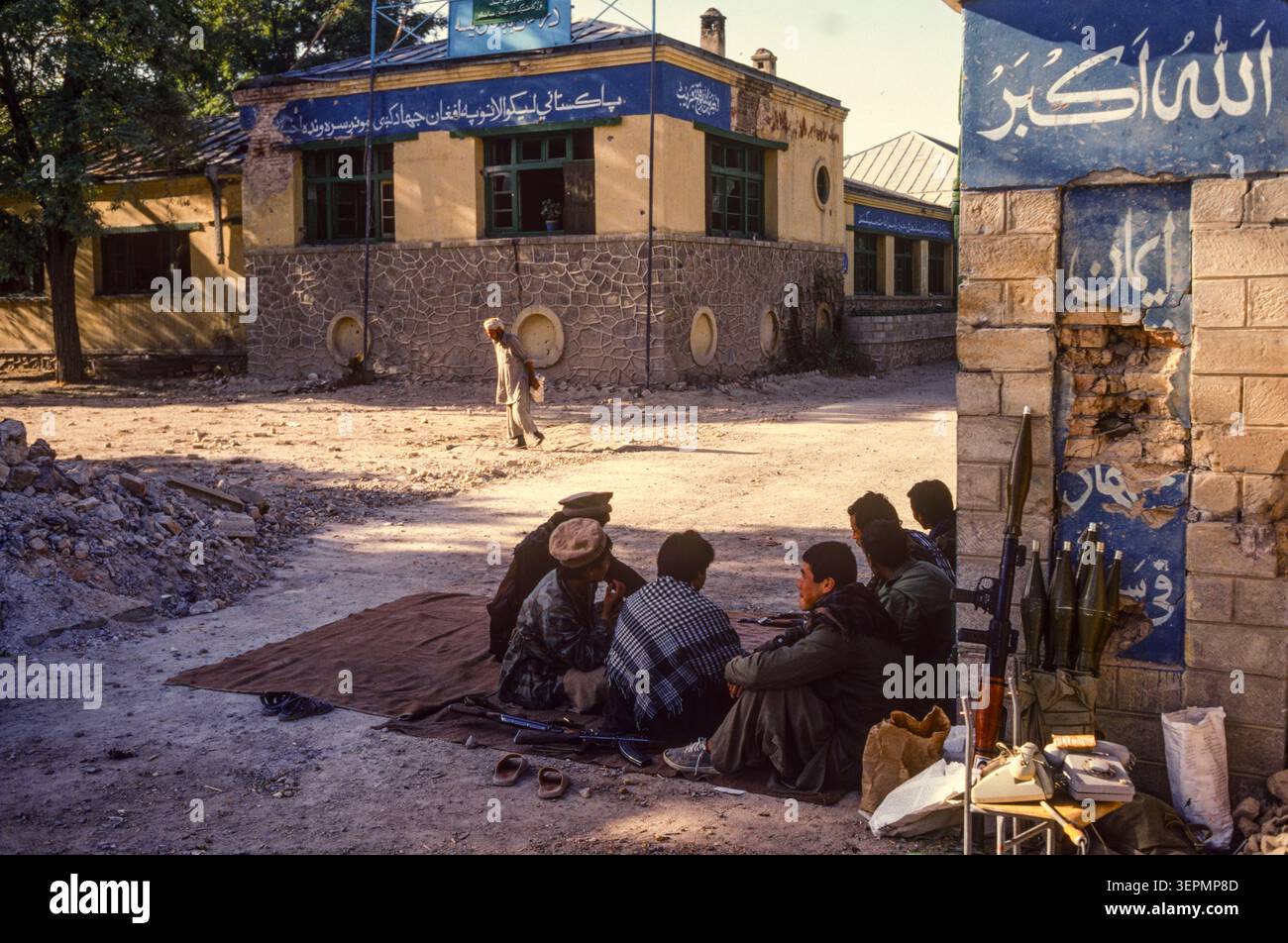 Posto dei Mujahideen a Karti Sangi dopo tre giorni di combattimenti, Kabul Afghanistan, agosto 1992 Foto Stock