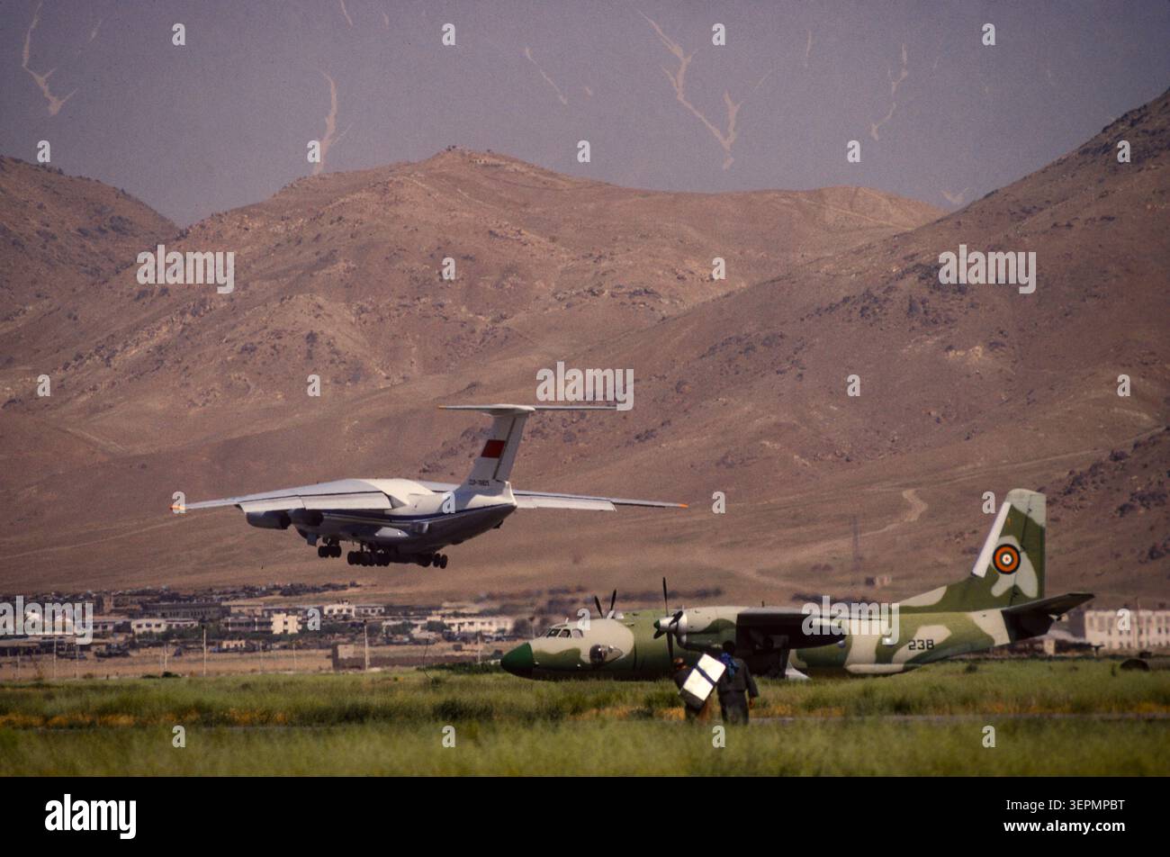 Aerei da trasporto russi in volo dall'aeroporto di Kabul, agosto 1992 Foto Stock