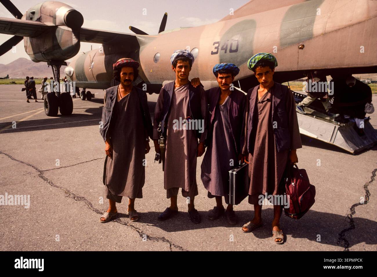 Mujahideen all'aeroporto di Kabul in attesa di un volo militare, Afghanistan, agosto 1992 Foto Stock