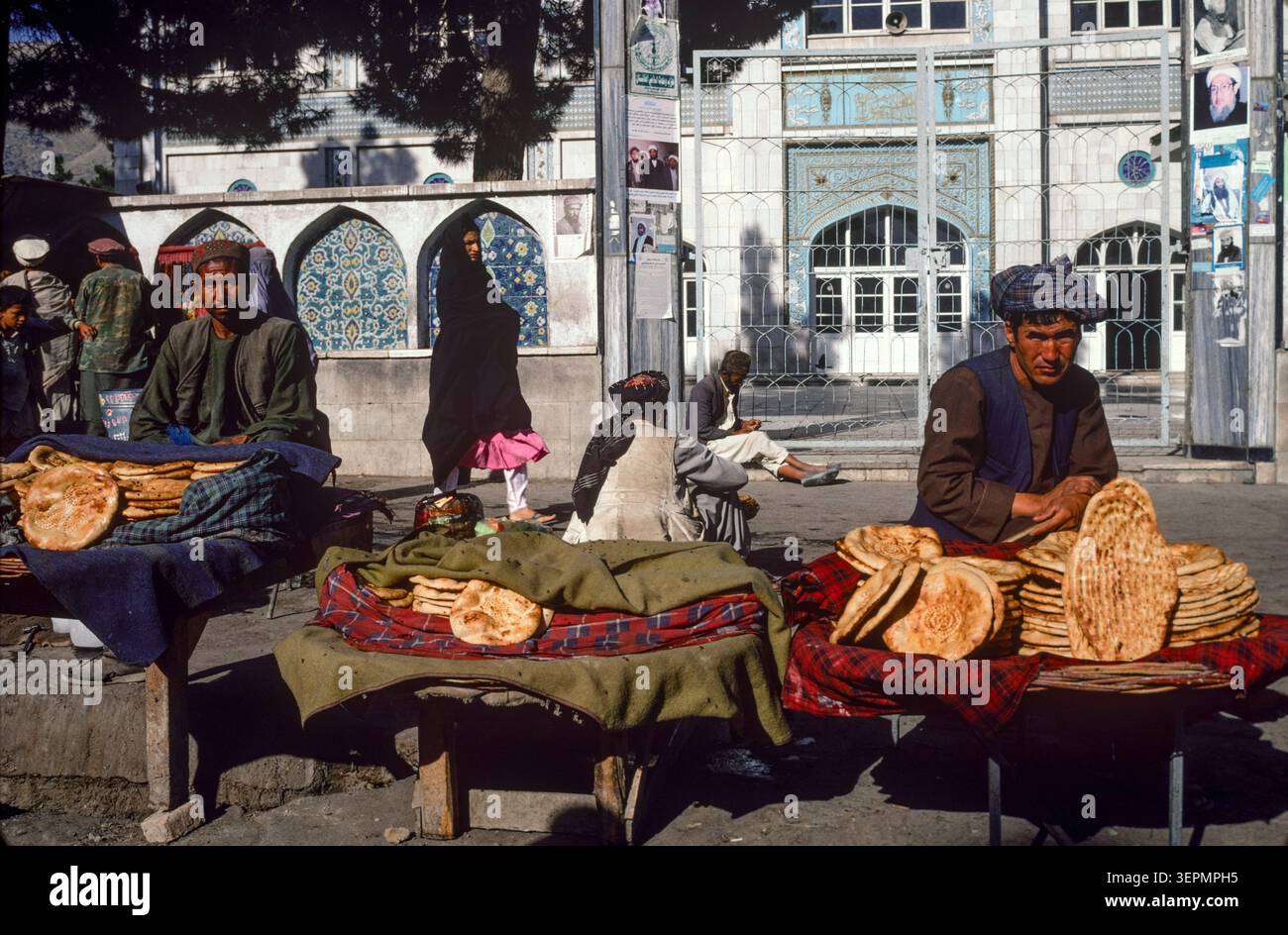 Commercianti di strada che vendono pane piatto naan tradizionale la mattina presto, Kabul, Afghanistan, agosto 1992. Foto Stock