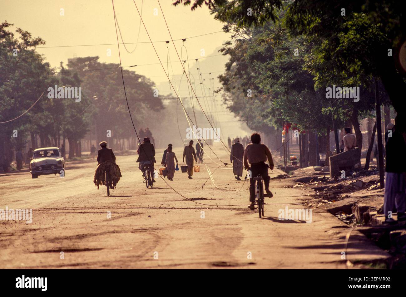 Linee elettriche danneggiate nel distretto di Karti Sangi dopo tre giorni di combattimenti, Kabul Afghanistan, agosto 1992 Foto Stock