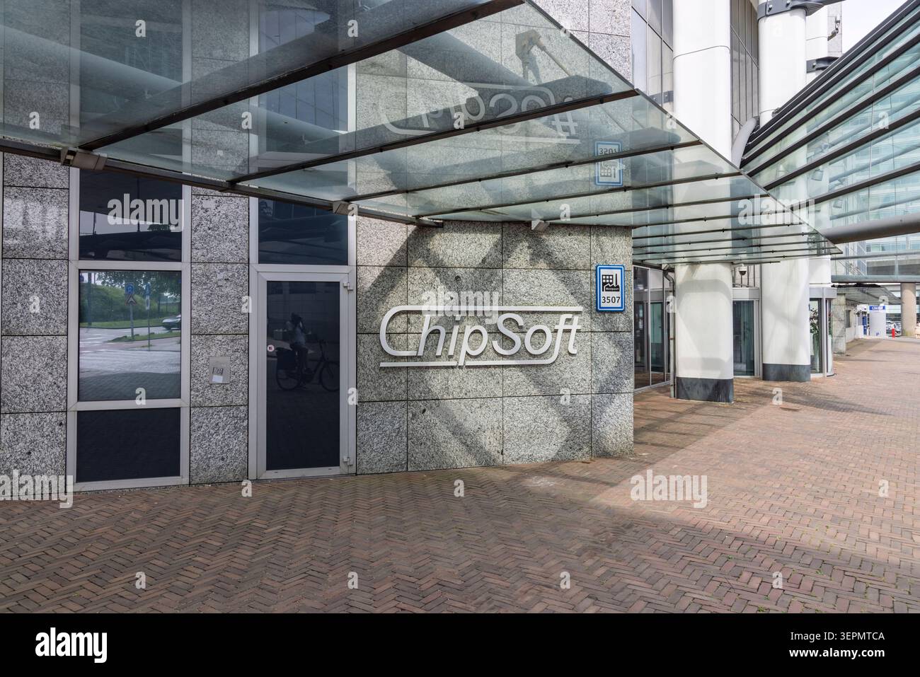 Amsterdam, Paesi Bassi, 31 maggio 2026. Facciata d'ingresso in vetro e granito dell'edificio degli uffici aziendali Chip Soft con logo bianco e tendalino Foto Stock