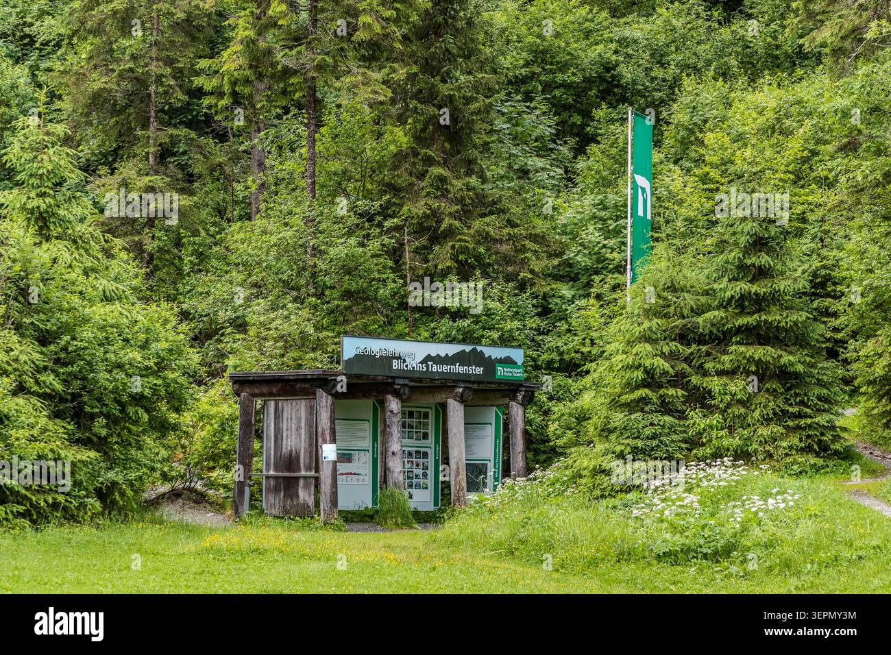 Un punto di informazione intitolato ‚Una vista sulla finestra delle Tauern‘ segna una tappa sul sentiero escursionistico nel Parco Nazionale dei Monti Tauern. Il termine si riferisce a una finestra geologica attraverso la quale sono visibili in superficie strati rocciosi più antichi e profondi delle Alpi orientali. Sulzau, Rosental, Neukirchen am Großvenediger, distretto di Zell am See, Salisburgo, 5741, Austria Foto Stock