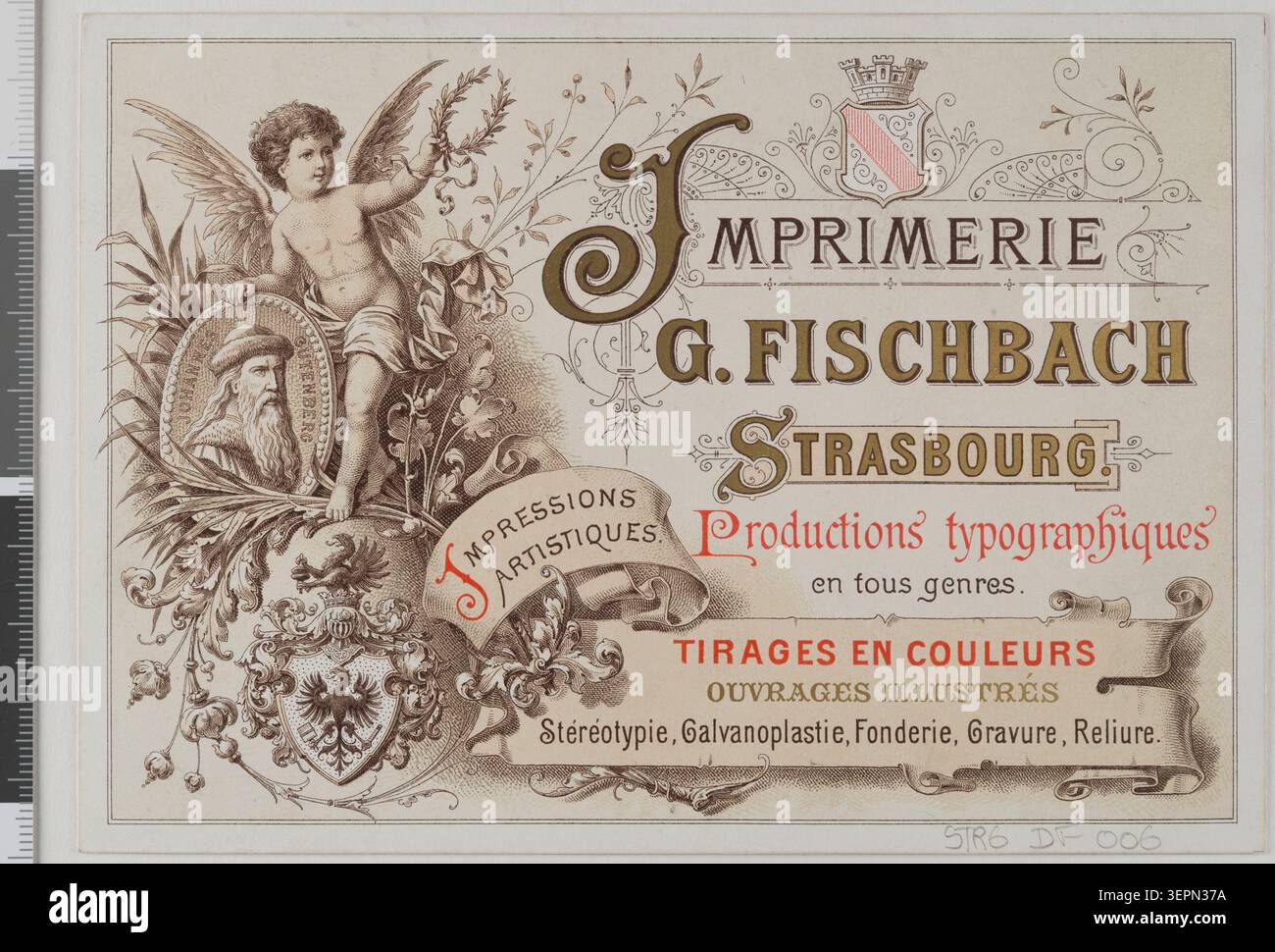 La scena presenta l’esterno di una tipografia di Strasburgo associata a G. Fischbach intorno al 1900, che documenta una tipografia commerciale e la sua presenza architettonica industriale urbana all’interno del settore editoriale e delle infrastrutture commerciali della città. Foto Stock