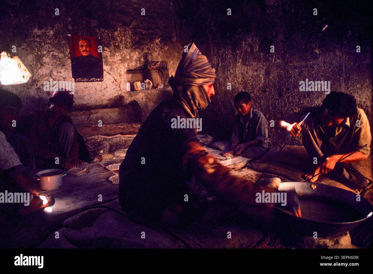 Un forno tradizionale afghano che produce pane naan nelle strade secondarie di Kabul, Afghanistan, agosto 1992 Foto Stock
