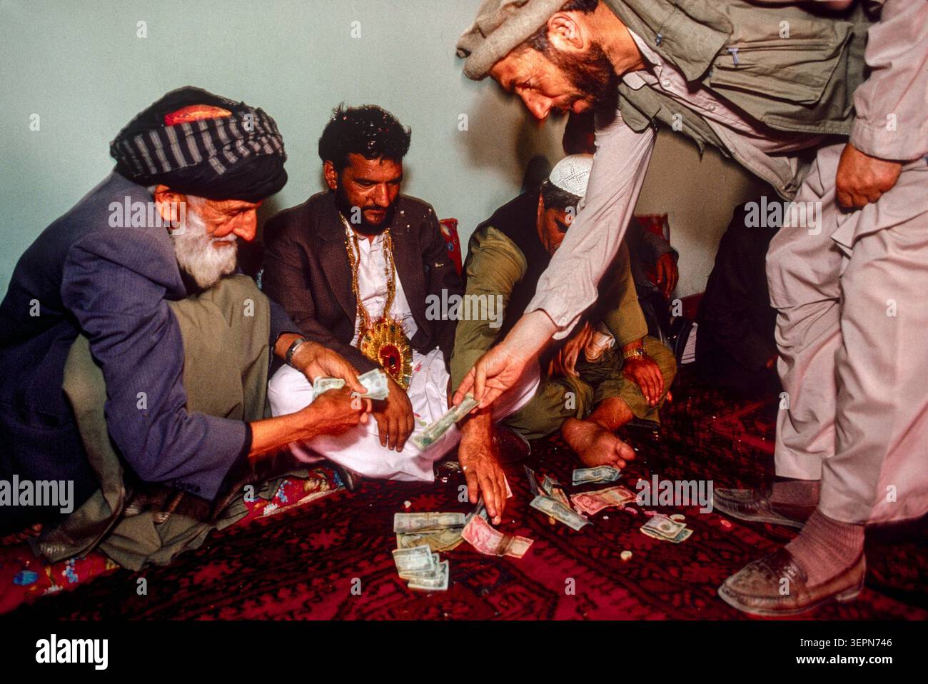 Ospiti per matrimoni nella città vecchia, Kabul, Afghanistan, 1992. E' tradizionale dare regali in contanti alla coppia di nozze. Foto Stock
