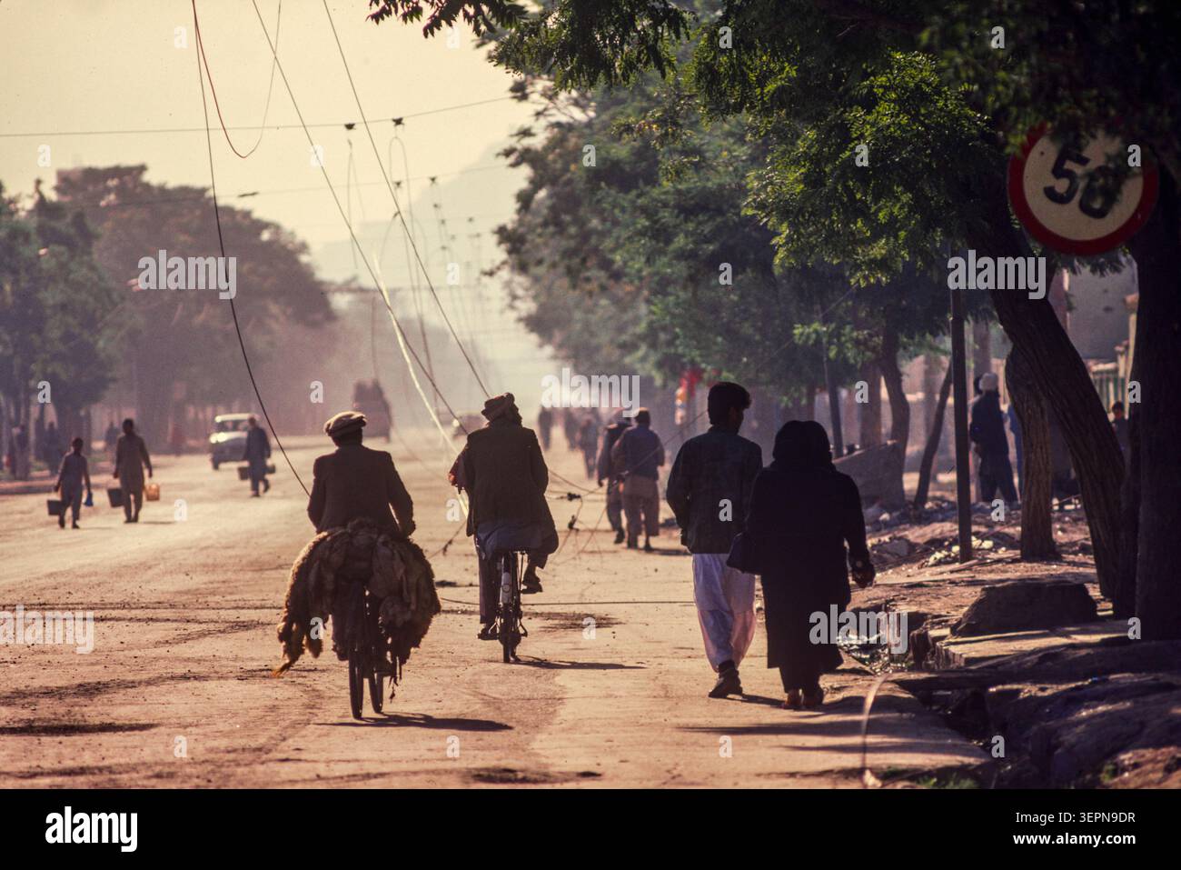 Linee elettriche danneggiate nel distretto di Karti Sangi dopo tre giorni di combattimenti, Kabul Afghanistan, agosto 1992 Foto Stock