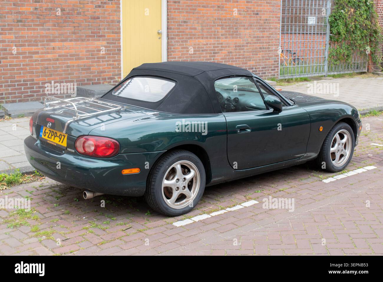 Auto Mazda MX-5 Dark Green ad Amsterdam Paesi Bassi 15-6-2026 Foto Stock
