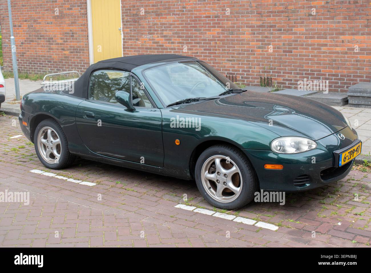 Auto Mazda MX-5 Dark Green ad Amsterdam Paesi Bassi 15-6-2026 Foto Stock