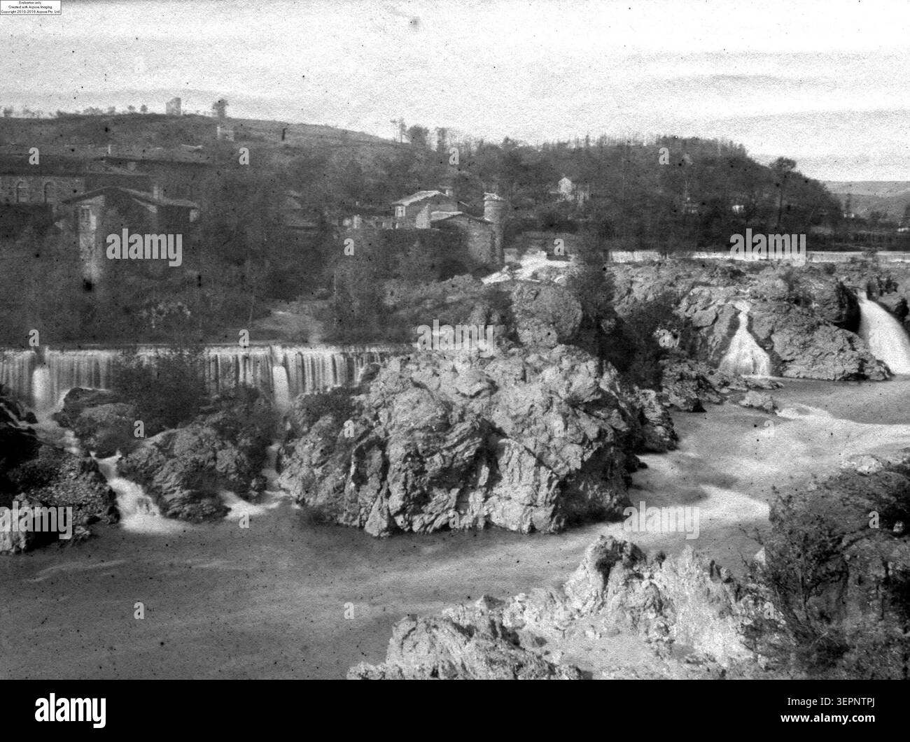 La fotografia di Eugène Trutat a Saint-Juéry a Tarn, Francia, registra un sistema di cascate lungo il fiume Tarn nell'agosto 1884, con sponde rocciose, pendii boscosi e acque fluenti che attraversano il paesaggio della regione Midi-Pirenei. Foto Stock