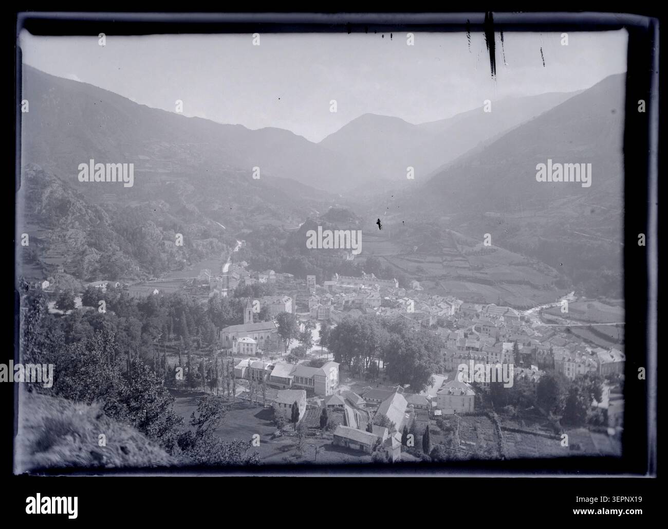 Eugène Trutat registra uno chalet a Cascatelles vicino Ax-les-Thermes l'11 agosto 1906, collocando una dimora di montagna all'interno di un paesaggio della valle dei Pirenei con alberi, strutture circostanti e rilievi alpini ad Ariège. Foto Stock