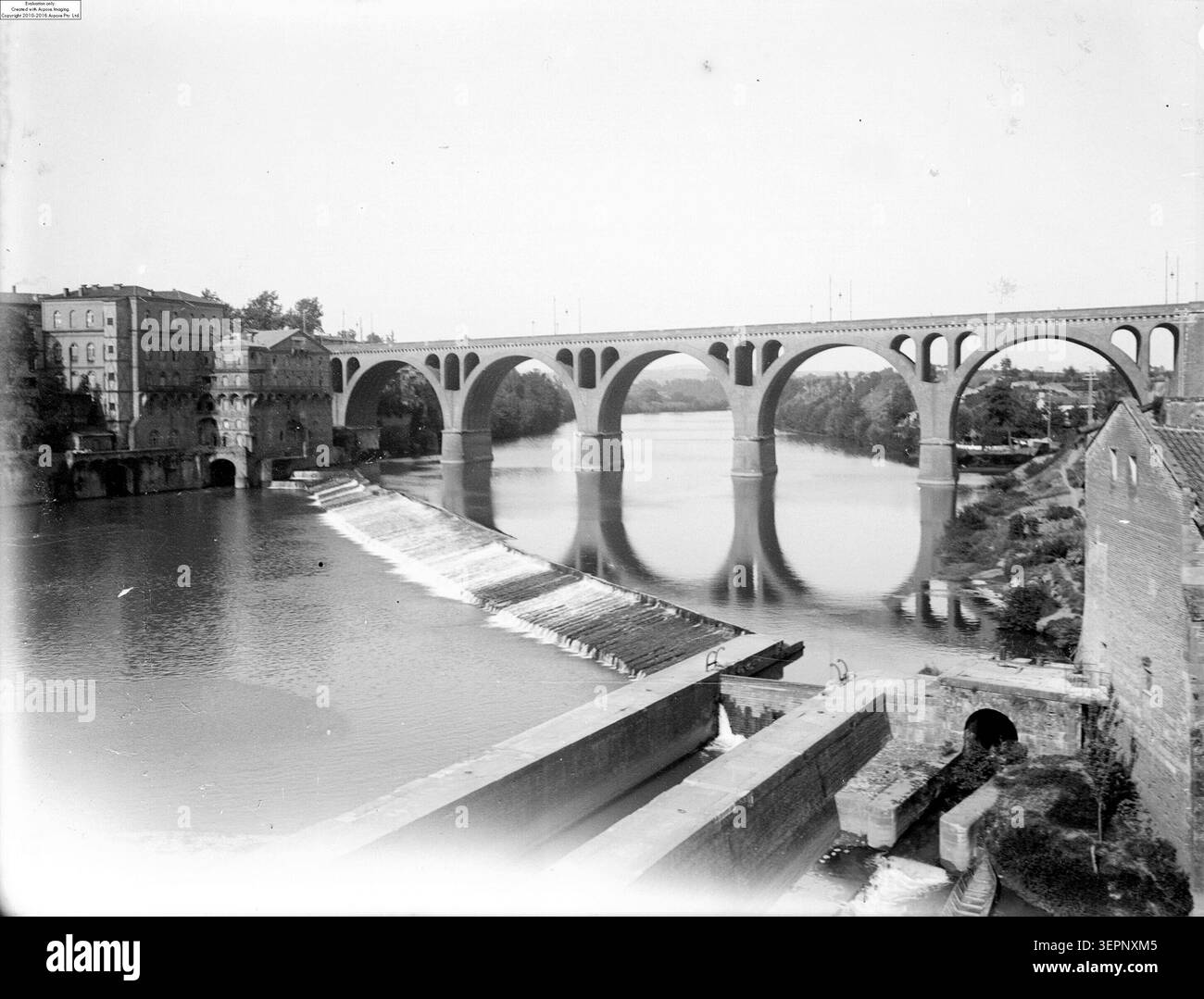 Grand pont, Albi, 26 agosto 1907 registra un ponte di pietra che attraversa il fiume Tarn con parapetti e riflessi sul fiume in un paesaggio urbano di Tarn nel sud della Francia durante lo sviluppo delle infrastrutture all'inizio del XX secolo. Foto Stock